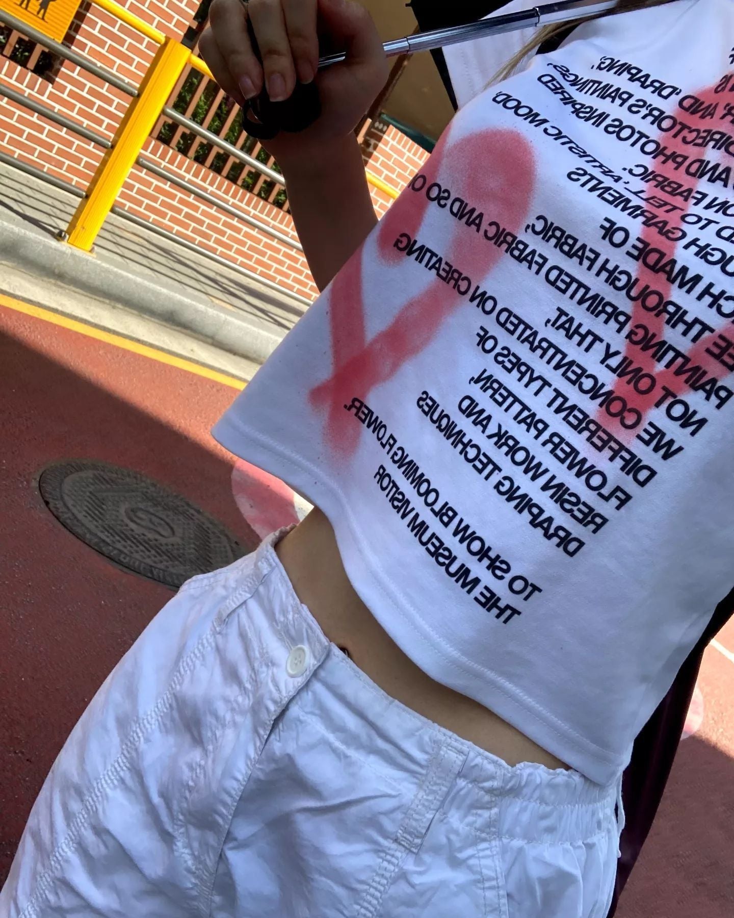 Camiseta de manga curta fina com letra de amor Graffiti