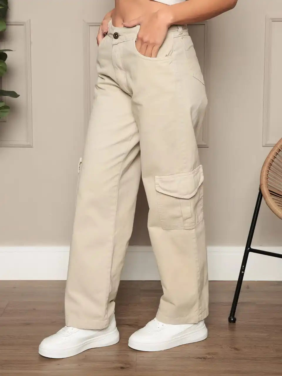 Calça Feminina Cargo Wide Leg Bege Com Bolso Lateral Tendência