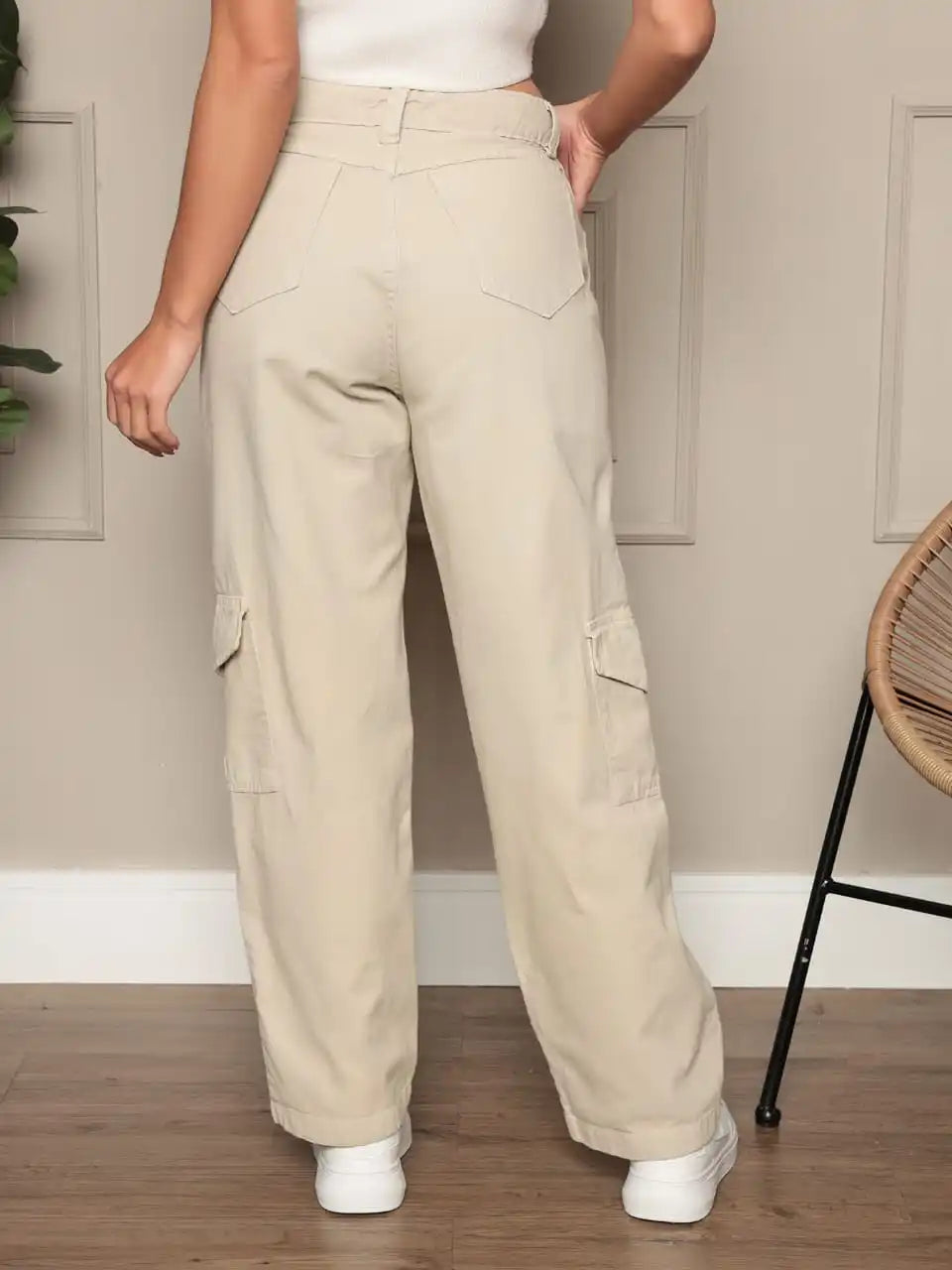 Calça Feminina Cargo Wide Leg Bege Com Bolso Lateral Tendência