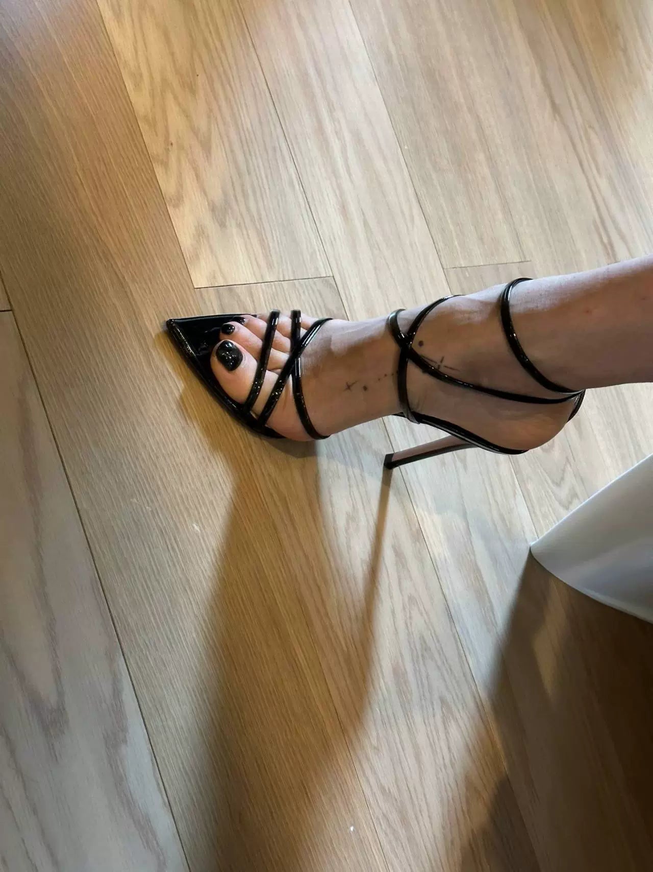 Sapatos romanos de verão femininos com salto agulha sexy e tira