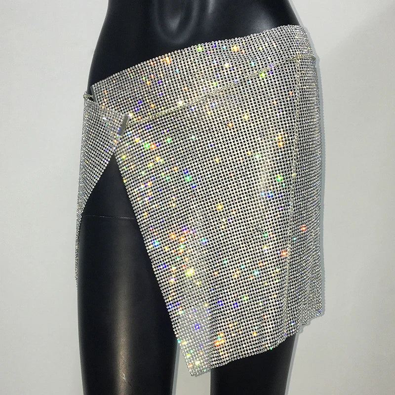 Mini saia com corrente de metal e strass brilhante para mulheres, saia sexy com fenda lateral transparente para festa, trajes para festival rave