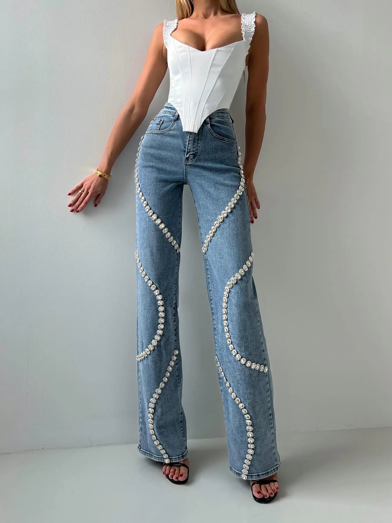 Calças jeans retas e soltas e calças casuais da moda com um design de jeans com strass ao redor delas, adequadas para mulheres