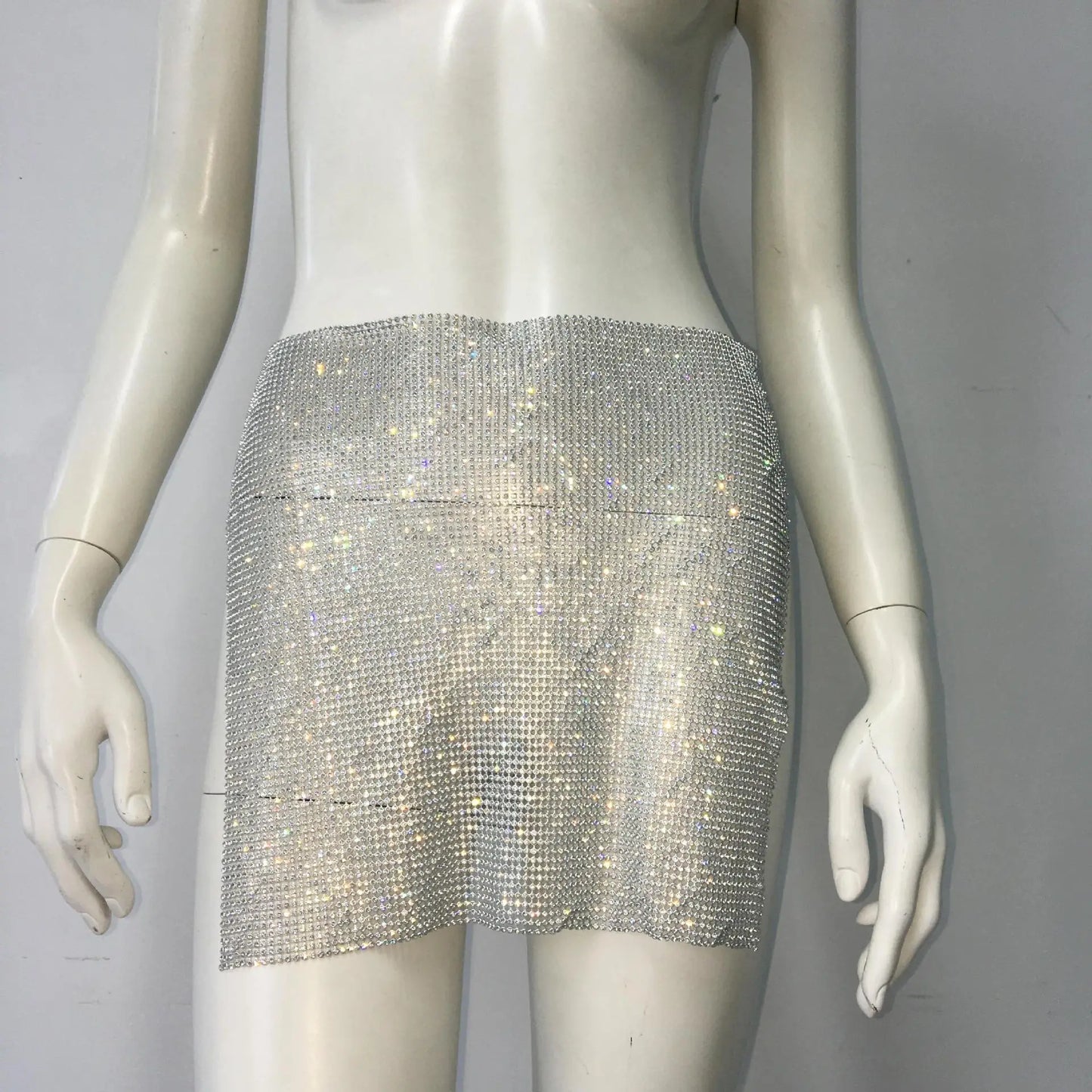 Mini saia luxuosa com glitter e diamantes para mulheres, saia curta sexy com fenda lateral de metal vazada, trajes para festa e festival Rave, novo