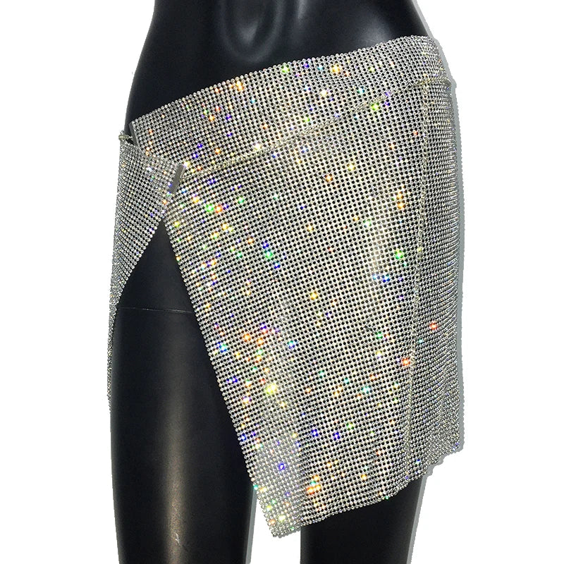 Mini saia com corrente de metal e strass brilhante para mulheres, saia sexy com fenda lateral transparente para festa, trajes para festival rave