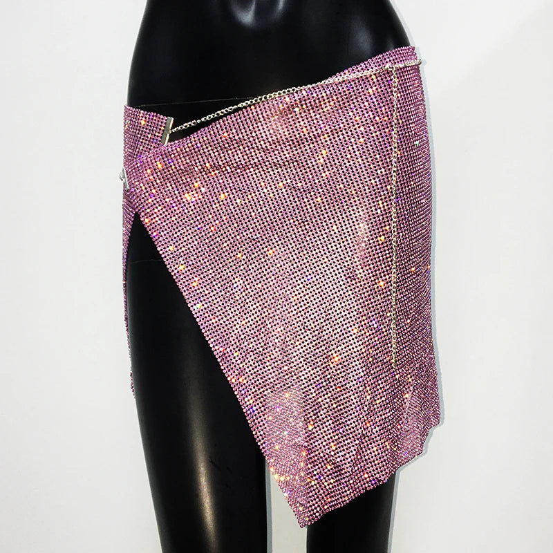 Mini saia com corrente de metal e strass brilhante para mulheres, saia sexy com fenda lateral transparente para festa, trajes para festival rave