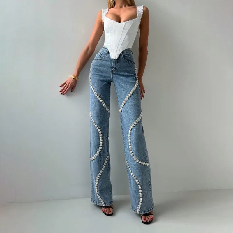 Calças jeans retas e soltas e calças casuais da moda com um design de jeans com strass ao redor delas, adequadas para mulheres