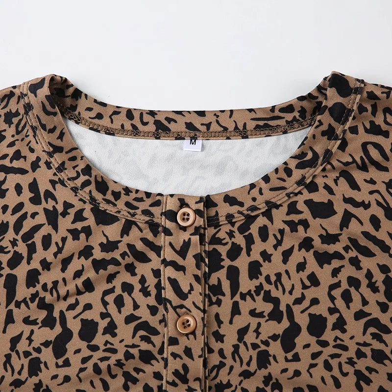 Conjunto de duas peças com estampa de leopardo, feminino, gola redonda, manga comprida, cardigan de peito único, camisetas, top curto + calças lápis, ternos de rua