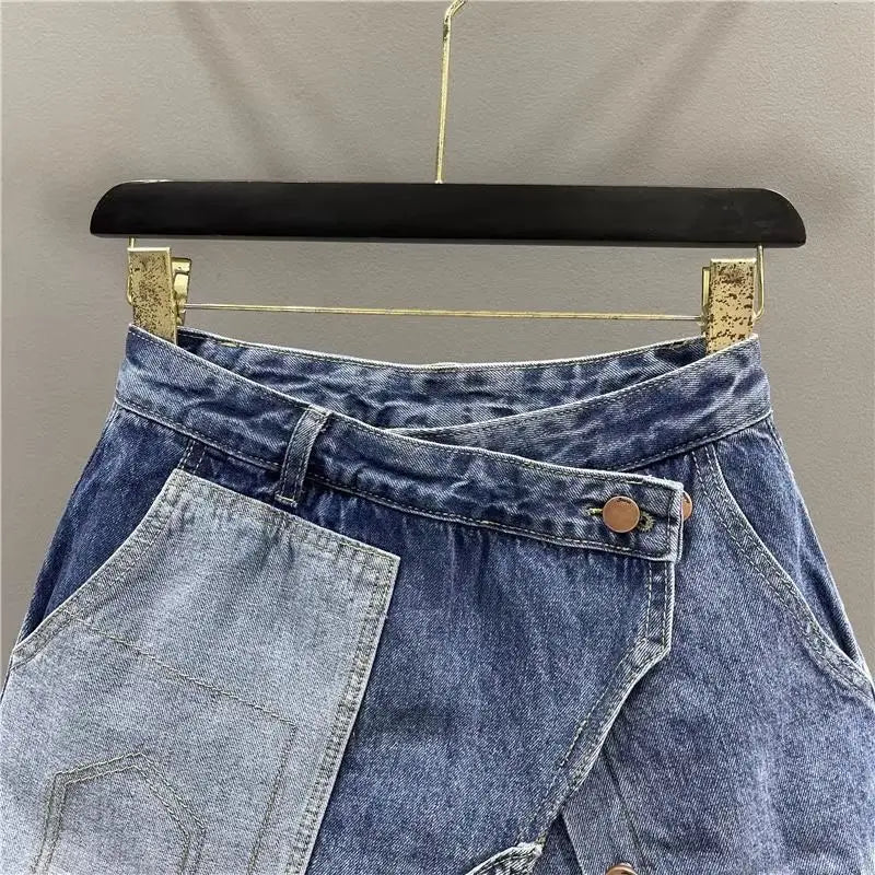 costura, cores contrastantes, calças curtas jeans linha A, nova tendência de meia saia da moda para mulheres no verão de 2023