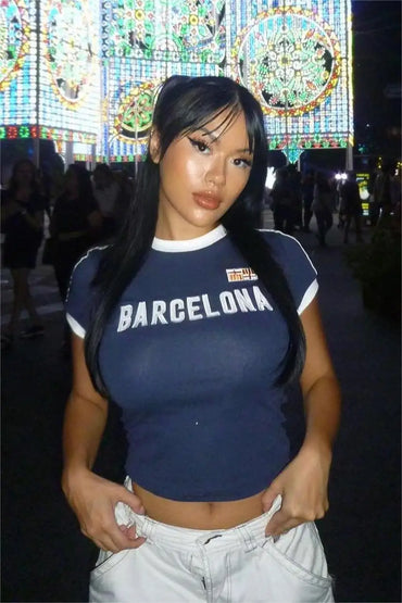 Camiseta feminina de manga curta com estampa de letras do Barcelona, ​​umbigo exposto, top curto com gola redonda