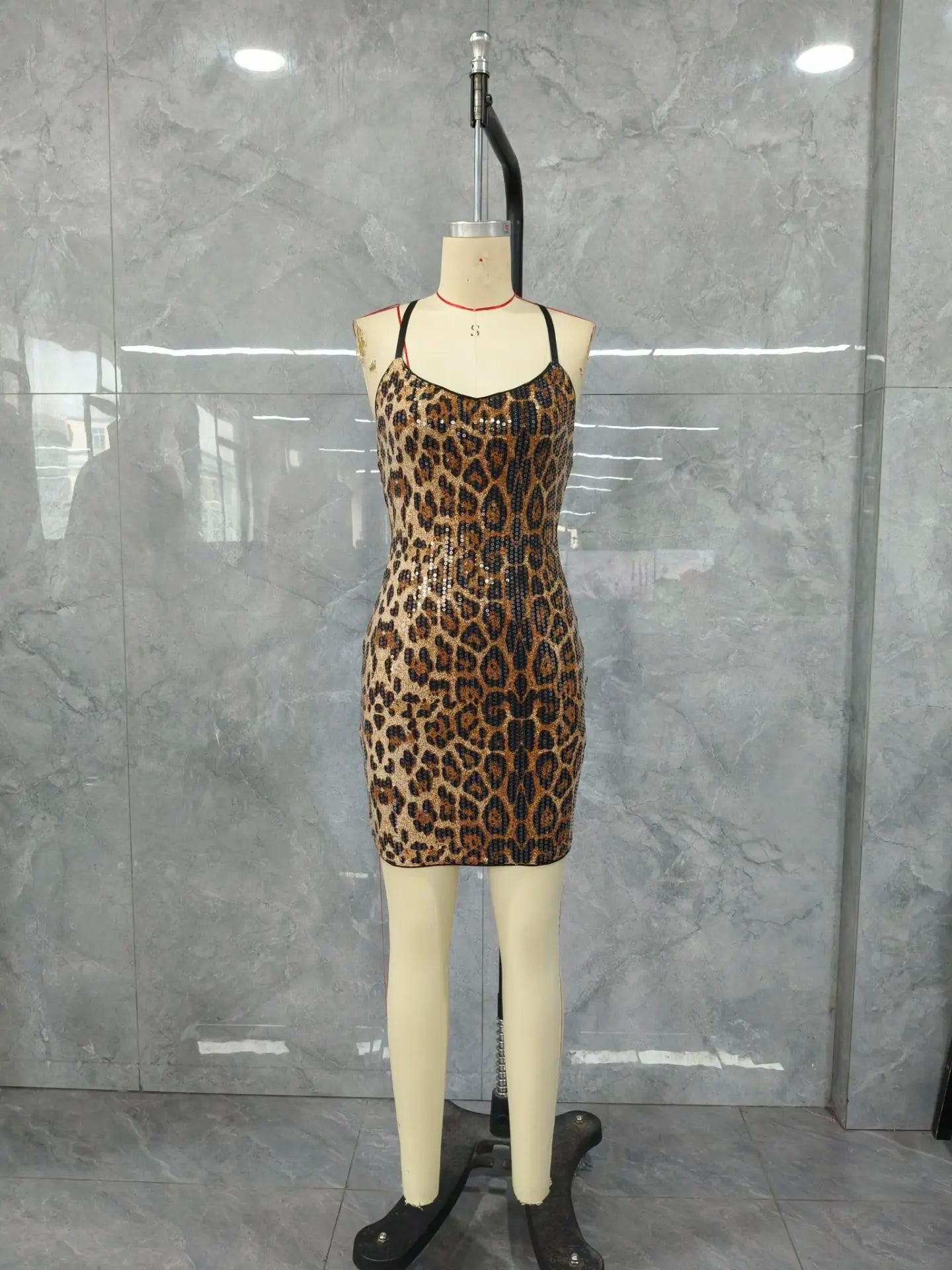 Vestido de lantejoulas com decote em V e estampa de leopardo e costas nuas