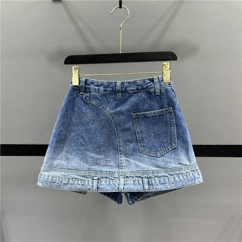 costura, cores contrastantes, calças curtas jeans linha A, nova tendência de meia saia da moda para mulheres no verão de 2023