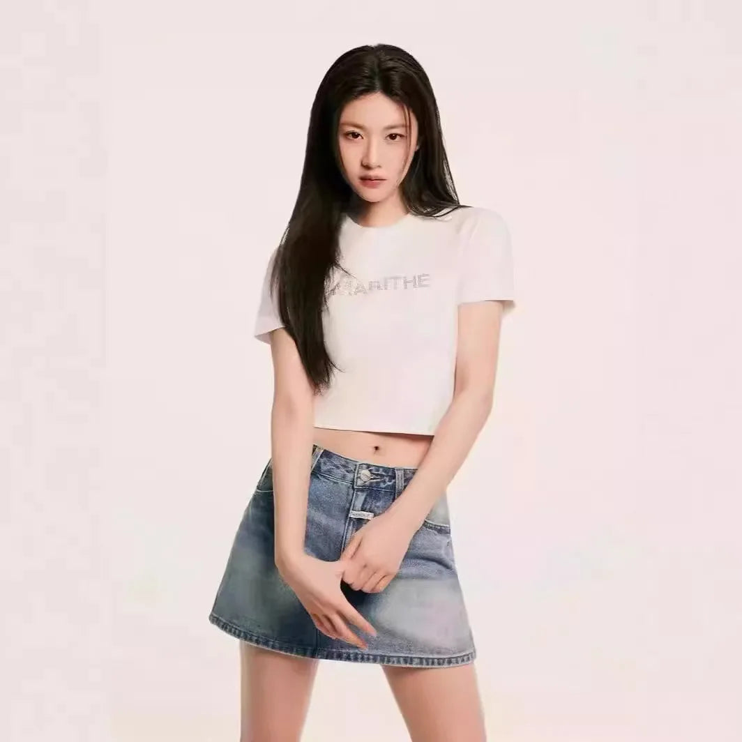 Marithe, a niche Korean designer, has a one step skirt that covers the buttocks, a mid waist skirt, a short skirt, and a denim s