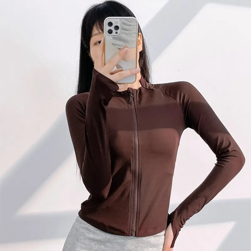 Casaco de corrida Activewear Coffee Clothes Manga comprida Esportes Pêssego Yoga Jaqueta Feminina Zip Fitness Yoga Camisa Ginásio Tops elásticos altos