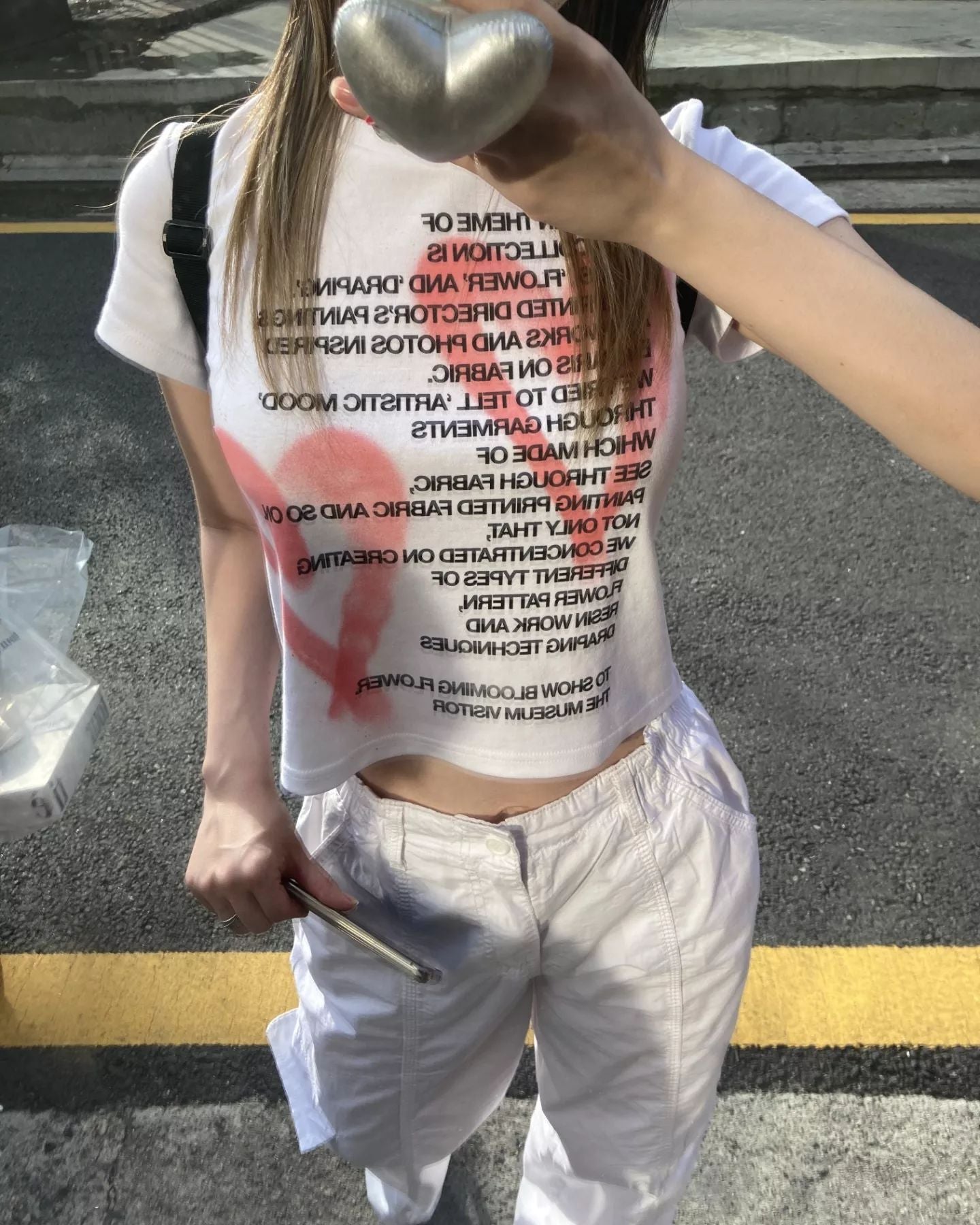 Camiseta de manga curta fina com letra de amor Graffiti